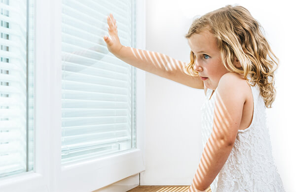Sprawdź bezpieczne okna z żaluzją do pokoju dziecięcego.jpg
